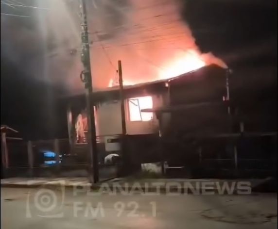 Casa foi completamente consumida pelas chamas na noite deste domingo; não houve feridos