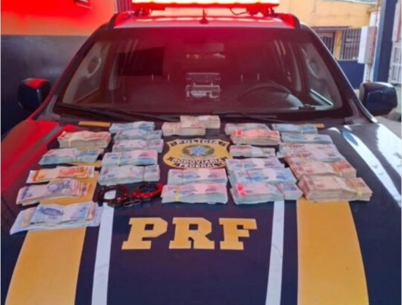 Dinheiro em espécie e cheques foram encontrados em um furgão abordado na BR-116; os dois ocupantes não conseguiram comprovar a origem dos valores e foram encaminhados à Polícia Judiciária de Caxias do Sul.