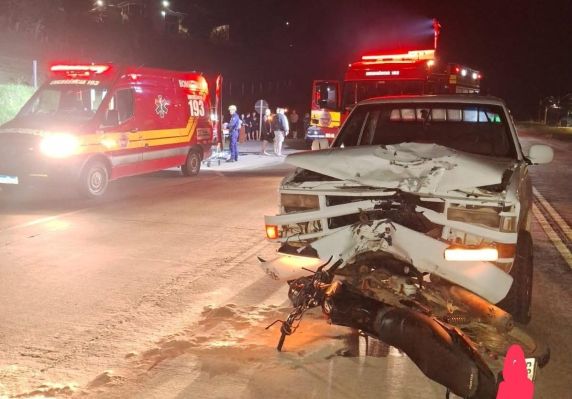 Acidente ocorreu no trevo de acesso ao município na noite deste domingo (7); vítima não resistiu aos ferimentos e morreu no local.