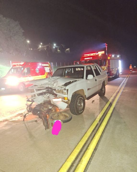 Acidente ocorreu no trevo de acesso ao município na noite deste domingo (7); vítima não resistiu aos ferimentos e morreu no local.