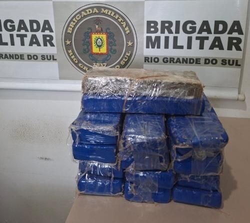 Ação da Brigada Militar resultou na apreensão de 14 tabletes da droga durante abordagem a veículo