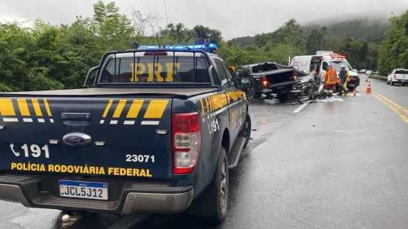 Acidente envolveu uma caminhonete e um automóvel na manhã desta segunda-feira (8)