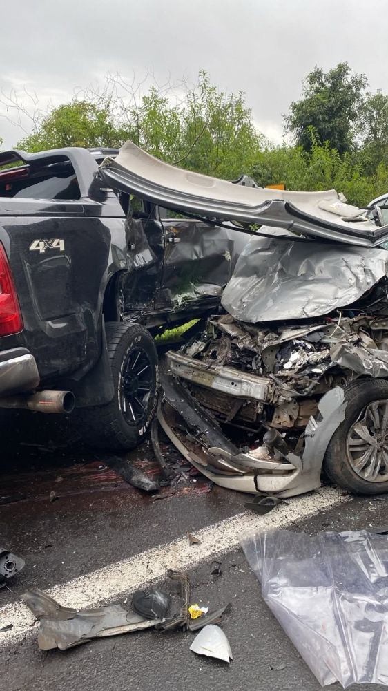Acidente envolveu uma caminhonete e um automóvel na manhã desta segunda-feira (8)