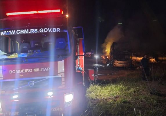 Incêndio destrói ônibus interestadual na BR-386, em Mormaço - foto 4