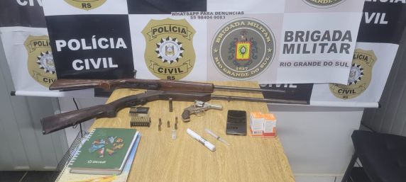 Mandados de busca resultaram na apreensão de medicamento de origem paraguaia, documentos de clientes e armamento na residência da investigada