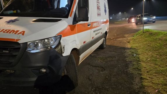 Ambulância do SAMU se envolveu em colisão lateral com Ford Ka na RSC-153; ninguém ficou ferido e o paciente foi encaminhado ao hospital.