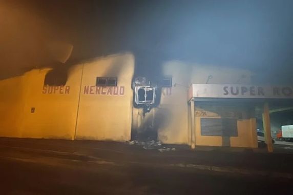 Estabelecimento fica no bairro São Judas Tadeu. Fogo consumiu cerca de 70% do estabelecimento. Ninguém ficou ferido
