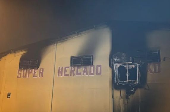 Incêndio destrói mercado em Gravataí; veja vídeo - foto 4