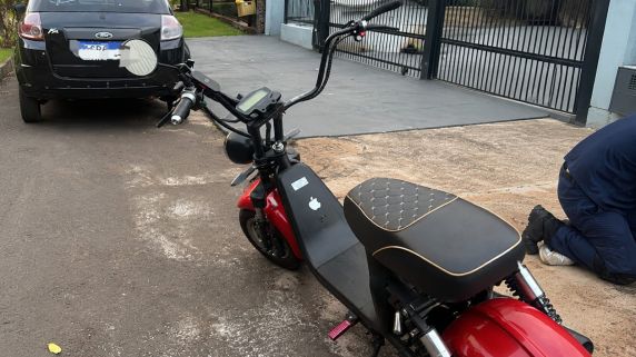 Colisão ocorreu na segunda-feira (8); jovem que conduzia a moto elétrica foi socorrida pelo Corpo de Bombeiros e encaminhada ao Hospital Osvaldo Cruz.