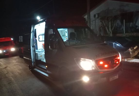 Acidente mobilizou Samu, Bombeiros e Brigada Militar; condutor foi encaminhado ao Hospital de Caridade de Três Passos e parte da cidade ficou sem energia elétrica.