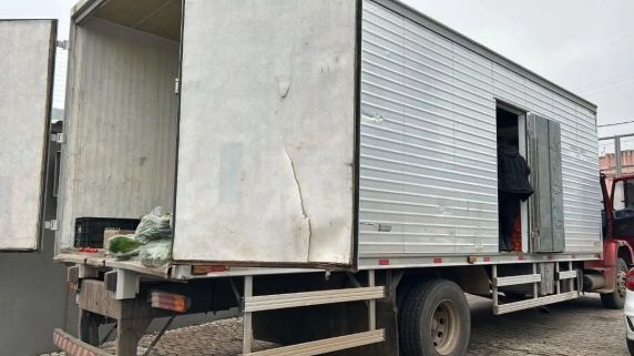 Investigação apontou uso de caminhão de hortifrutigranjeiros para transportar materiais ilícitos destinados a detentos; dois homens foram presos em flagrante