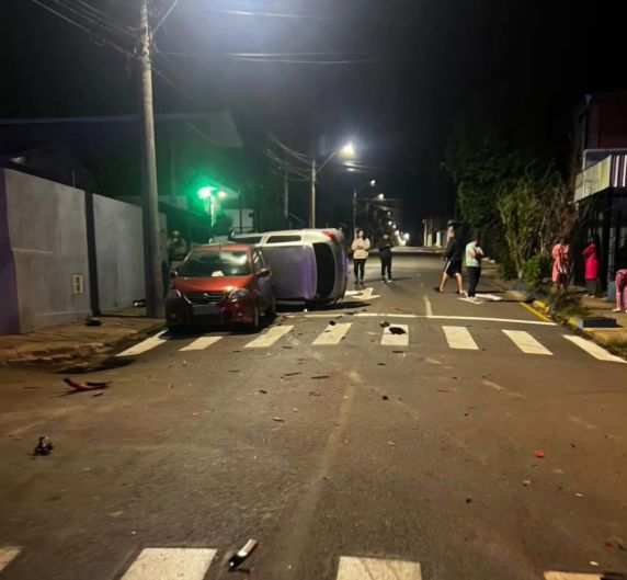 Condutor de um Volkswagen Gol perdeu o controle da direção, provocou danos em dois carros estacionados, atingiu um portão e uma árvore; ele foi encaminhado inconsciente ao Hospital São Vicente de Paulo com suspeita de traumatismo cranioencefálico.