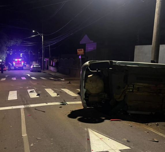 Motorista embriagado causa grande destruição na Vila Operária em Passo Fundo - foto 5