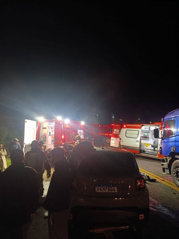 Colisão frontal entre caminhão e Jeep deixa motorista ferido na BR-116 - foto 3