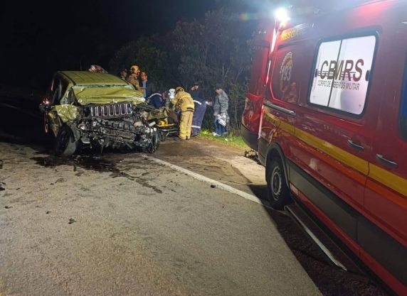 Acidente ocorreu na noite desta terça-feira (9), no km 16 da rodovia; vítima foi socorrida pelo Samu e encaminhada ao hospital.