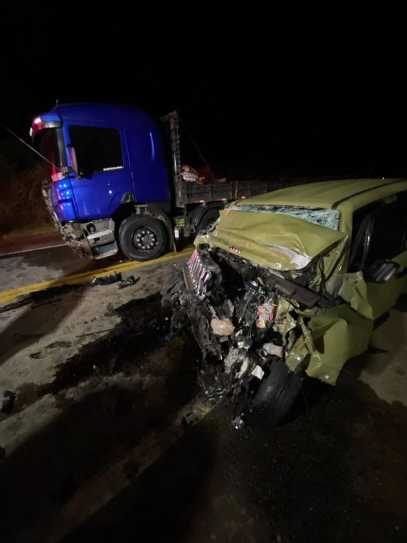 Colisão frontal entre caminhão e Jeep deixa motorista ferido na BR-116 - foto 2