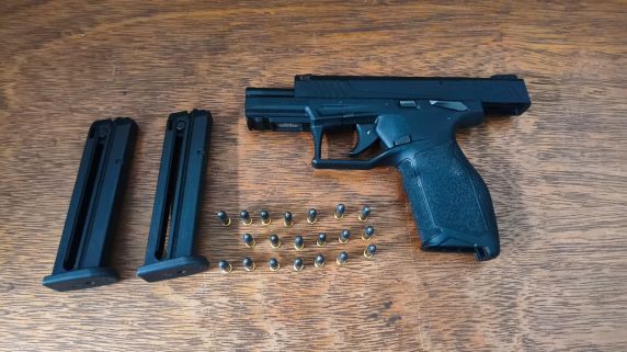 Abordagem da Brigada Militar no bairro Auxiliadora I resultou na apreensão de arma calibre 22 e munições