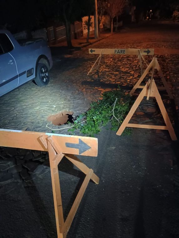 Rua cede e abre cratera no Centro de Três de Maio; Bombeiros sinalizam área de risco - foto 3