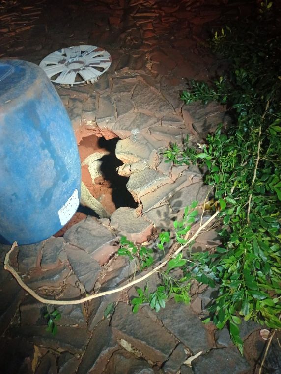 Rua cede e abre cratera no Centro de Três de Maio; Bombeiros sinalizam área de risco - foto 5