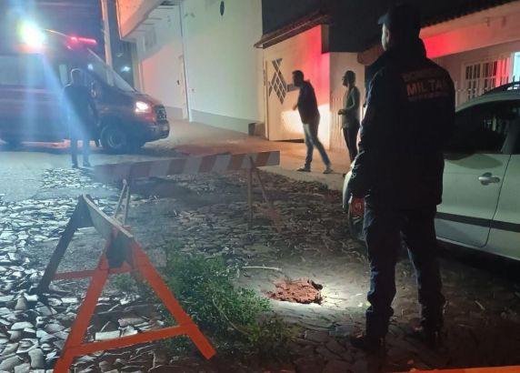 Trecho da Rua Padre Cacique foi isolado após rompimento de tubos subterrâneos; motoristas e pedestres devem redobrar a atenção