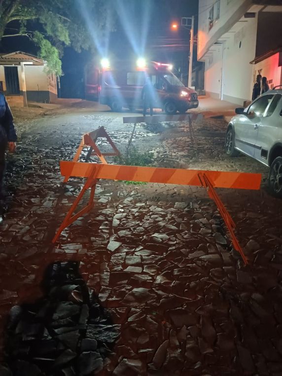Rua cede e abre cratera no Centro de Três de Maio; Bombeiros sinalizam área de risco - foto 4