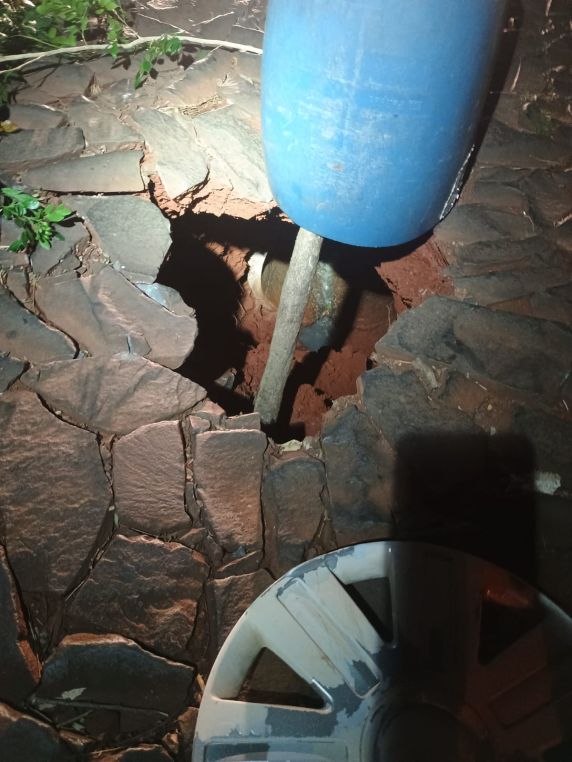 Rua cede e abre cratera no Centro de Três de Maio; Bombeiros sinalizam área de risco - foto 2