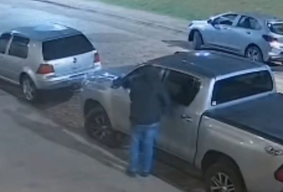 Veículo estava estacionado em via pública; câmeras de monitoramento podem ajudar na identificação do suspeito