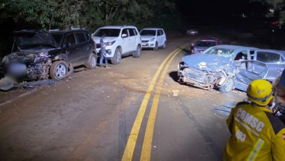 Acidente registrado no início da noite provocou a interdição da via e exigiu atendimento simultâneo a múltiplas vítimas