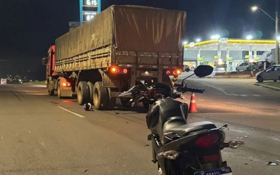 Vítima bateu na traseira de um carro, caiu na pista e foi atingida por um caminhão; acidente ocorreu no início da noite de quarta-feira.