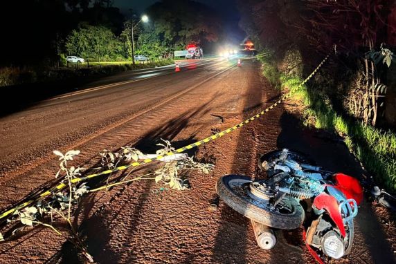 Colisão entre caminhão e motocicleta foi registrada no início da noite desta quinta-feira (11)
