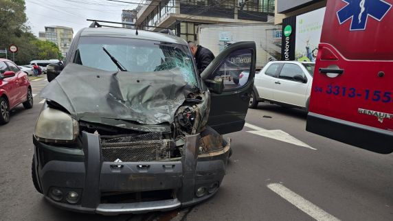 Motorista sofre mal súbito e provoca acidente com caminhão no Centro de Passo Fundo - foto 2
