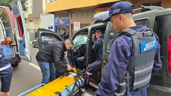 Motorista sofre mal súbito e provoca acidente com caminhão no Centro de Passo Fundo - foto 3