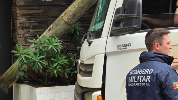 Motorista sofre mal súbito e provoca acidente com caminhão no Centro de Passo Fundo - foto 4