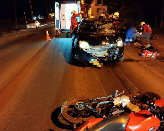 Impacto foi tão violento que motociclista foi arremessado sobre o teto do veículo; vítimas foram socorridas e encaminhadas ao hospital.