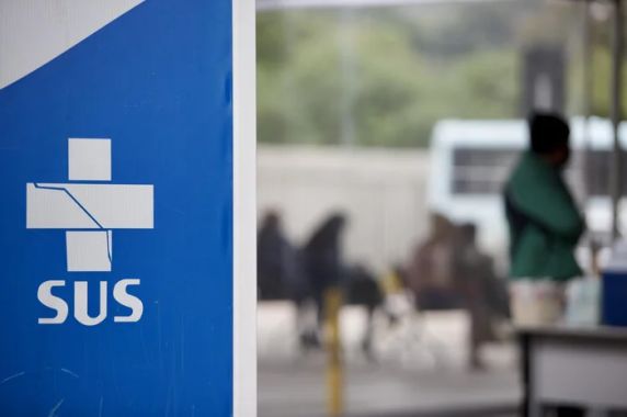 A dupla afirmou à paciente que ela precisava passar por uma cirurgia particular urgente no valor de R$ 11 mil que, na verdade, já estava agendada de forma gratuita pelo SUS