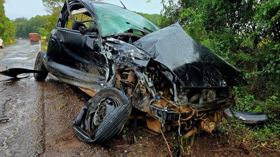 Acidente ocorreu durante chuva no km 209 da rodovia; Ford Ka ficou destruído após invadir a pista contrária e atingir uma caminhonete Ford Ranger.