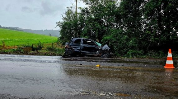 Grave colisão frontal na ERS-324 deixa dois motoristas feridos entre Passo Fundo e Marau - foto 4