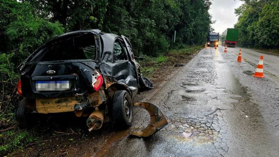 Grave colisão frontal na ERS-324 deixa dois motoristas feridos entre Passo Fundo e Marau - foto 3