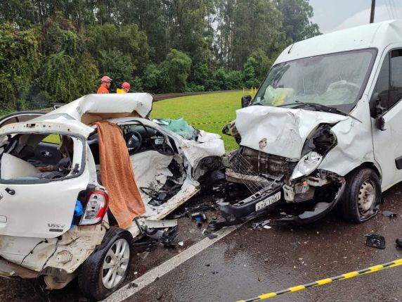 Carro teria aquaplanado, invadido a pista contrária e colidido frontalmente contra uma van; trânsito apresenta lentidão no trecho.
