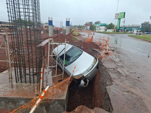 Homem abandonou veículo após saída de pista e tentou escapar a pé, protagonizando cena inusitada registrada por testemunha