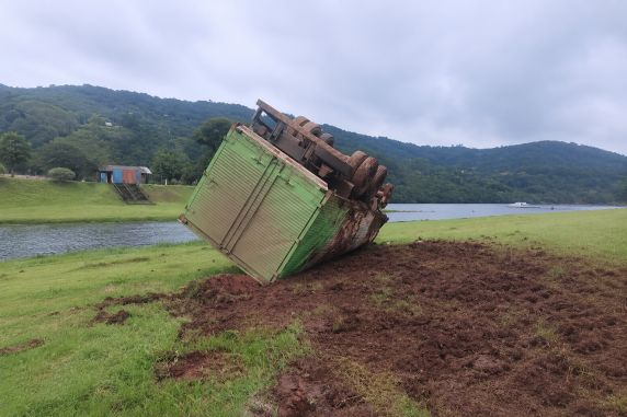 Motorista de Santa Rosa decidiu jogar o caminhão para fora da rodovia para evitar atingir outros veículos; ele saiu ileso do acidente