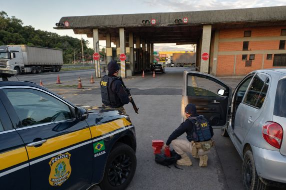 Droga estava escondida em mochilas no banco traseiro de veículo com placas de Santa Catarina