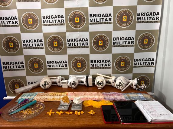Suspeita de 21 anos foi flagrada com crack, cocaína, dinheiro, balanças de precisão e equipamentos de monitoramento