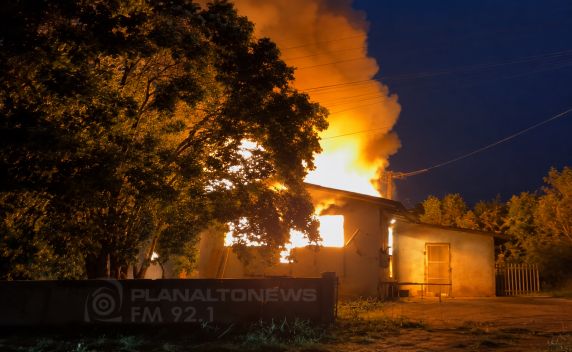 Corpo de Bombeiros combateu as chamas durante a noite; causas do incêndio ainda são investigadas