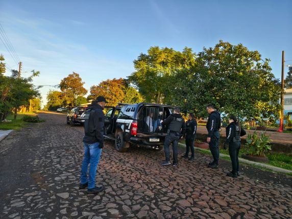 Dupla é investigada por agredir vítima durante assalto; relógio roubado foi recuperado durante a operação
