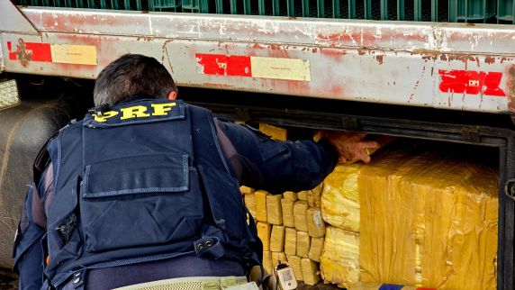 PRF apreende uma tonelada de maconha e arma com seletor de rajada em Passo Fundo - foto 4