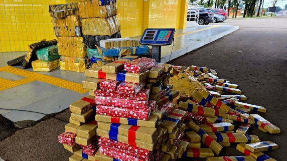 PRF apreende uma tonelada de maconha e arma com seletor de rajada em Passo Fundo - foto 2