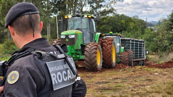 PRF apreende uma tonelada de maconha e arma com seletor de rajada em Passo Fundo - foto 8