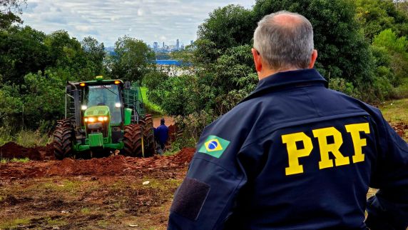 PRF apreende uma tonelada de maconha e arma com seletor de rajada em Passo Fundo - foto 5