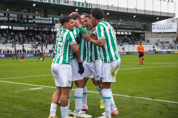 Diante de um adversário frágil, equipe alviverde controlou a partida, desperdiçou pênalti e se reaproximou dos primeiros colocados